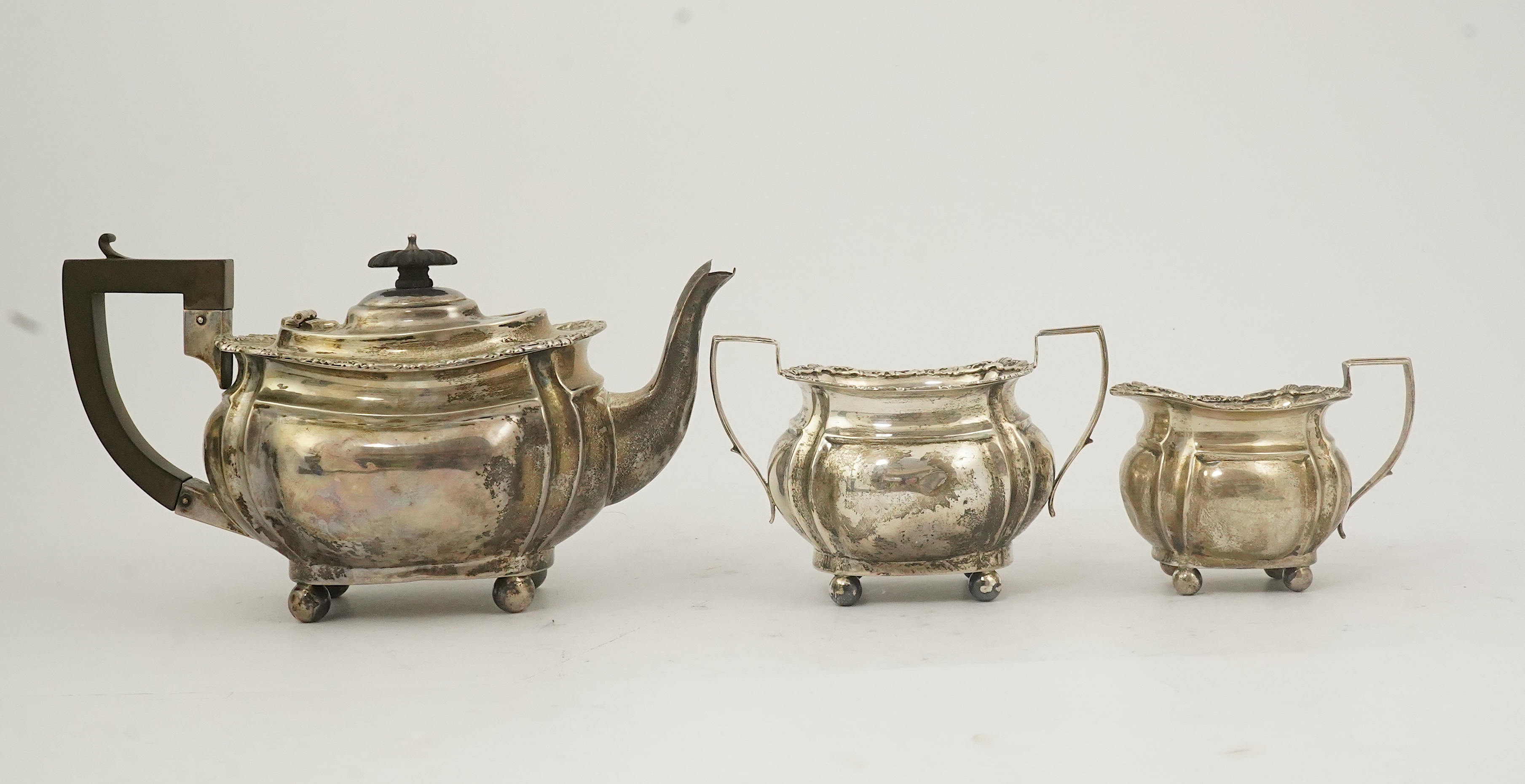 An Edwardian silver three piece tea set, by Thomas Hayes